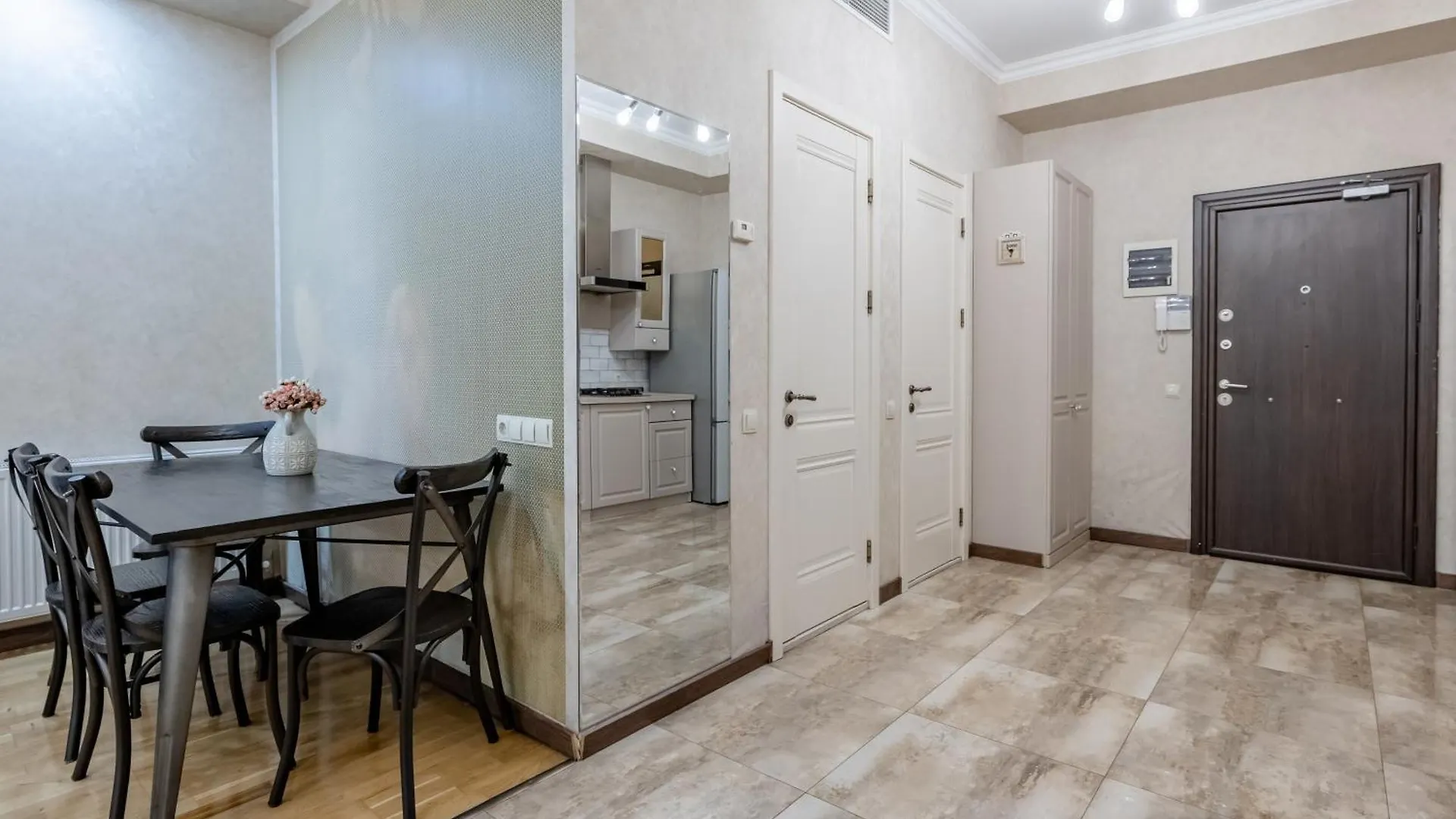 טביליסי Flawless Two-Bedroom Apartment